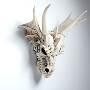Craniu de Dragon cu Inserții Metalice